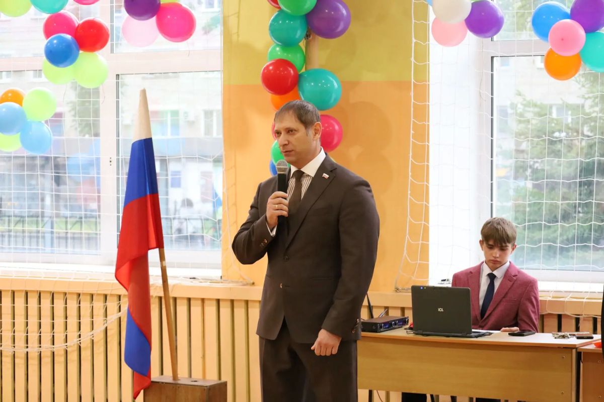 Депутаты Городской Думы приняли участие в торжественных линейках школ Биробиджана Депутаты Городской Думы приняли участие в торжественных линейках школ Биробиджана