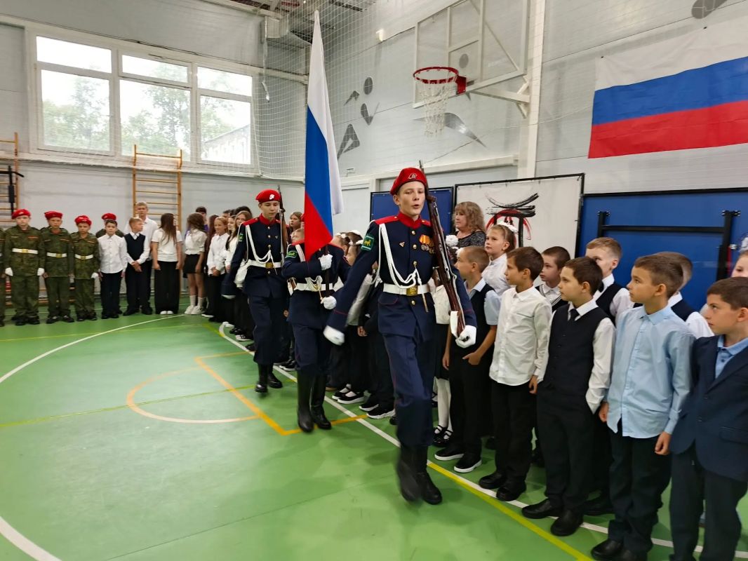Депутаты Городской Думы приняли участие в торжественных линейках школ Биробиджана Депутаты Городской Думы приняли участие в торжественных линейках школ Биробиджана