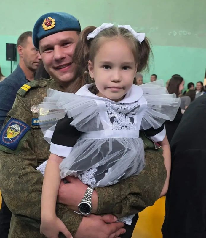 В День знаний ветераны СВО отвели в школу детей своих боевых товарищей В День знаний ветераны СВО отвели в школу детей своих боевых товарищей