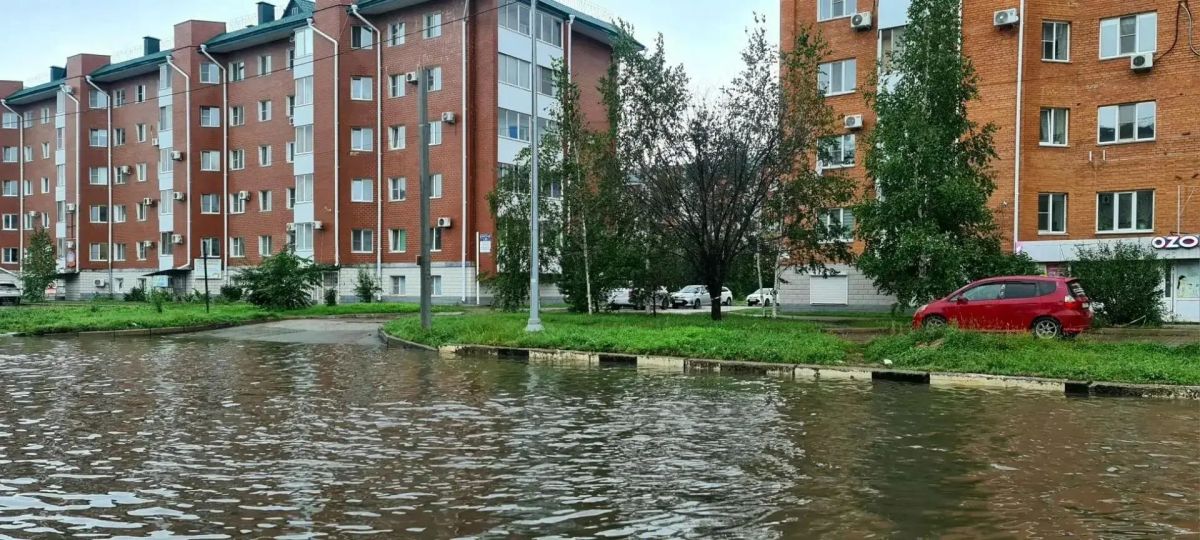 Улица 40 лет Победы в Биробиджане превратилась в "море" Улица 40 лет Победы в Биробиджане превратилась в "море"