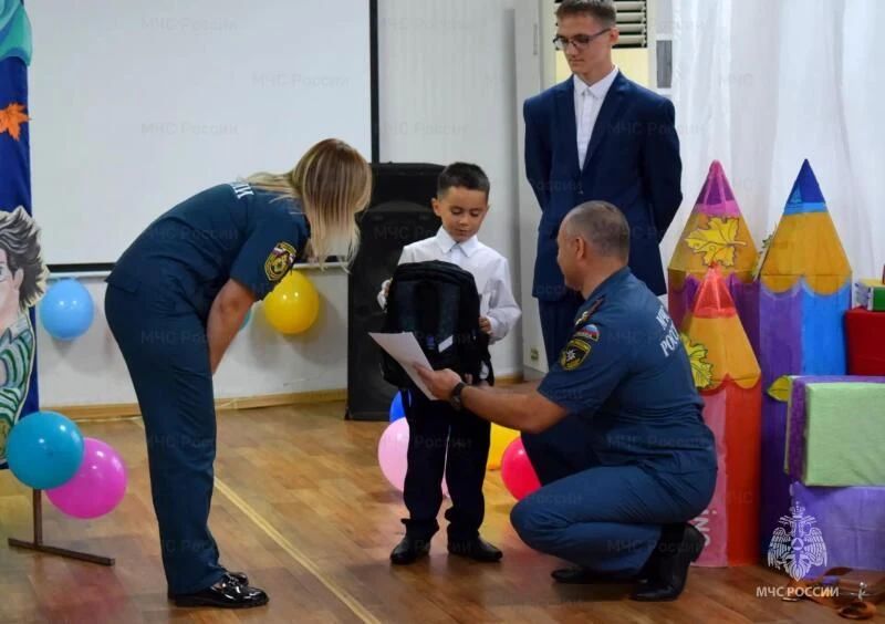 Сотрудники МЧС России по ЕАО поздравили подшефных школьников с Днём знаний Сотрудники МЧС России по ЕАО поздравили подшефных школьников с Днём знаний