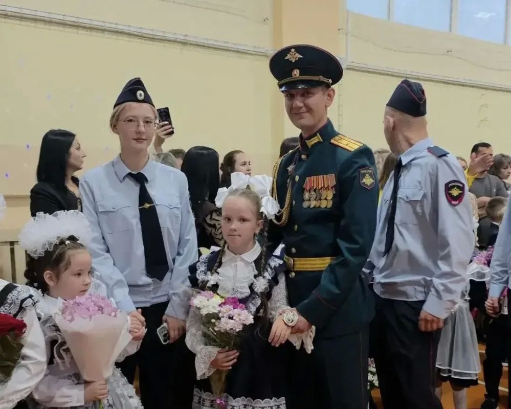 Быть рядом: ветераны СВО проводили детей своих боевых товарищей в школу Быть рядом: ветераны СВО проводили детей своих боевых товарищей в школу