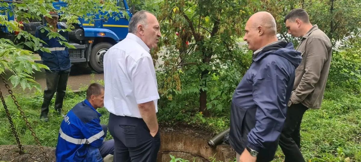 "Борьба" с лужей началась на улице 40 лет Победы в Биробиджане "Борьба" с лужей началась на улице 40 лет Победы в Биробиджане