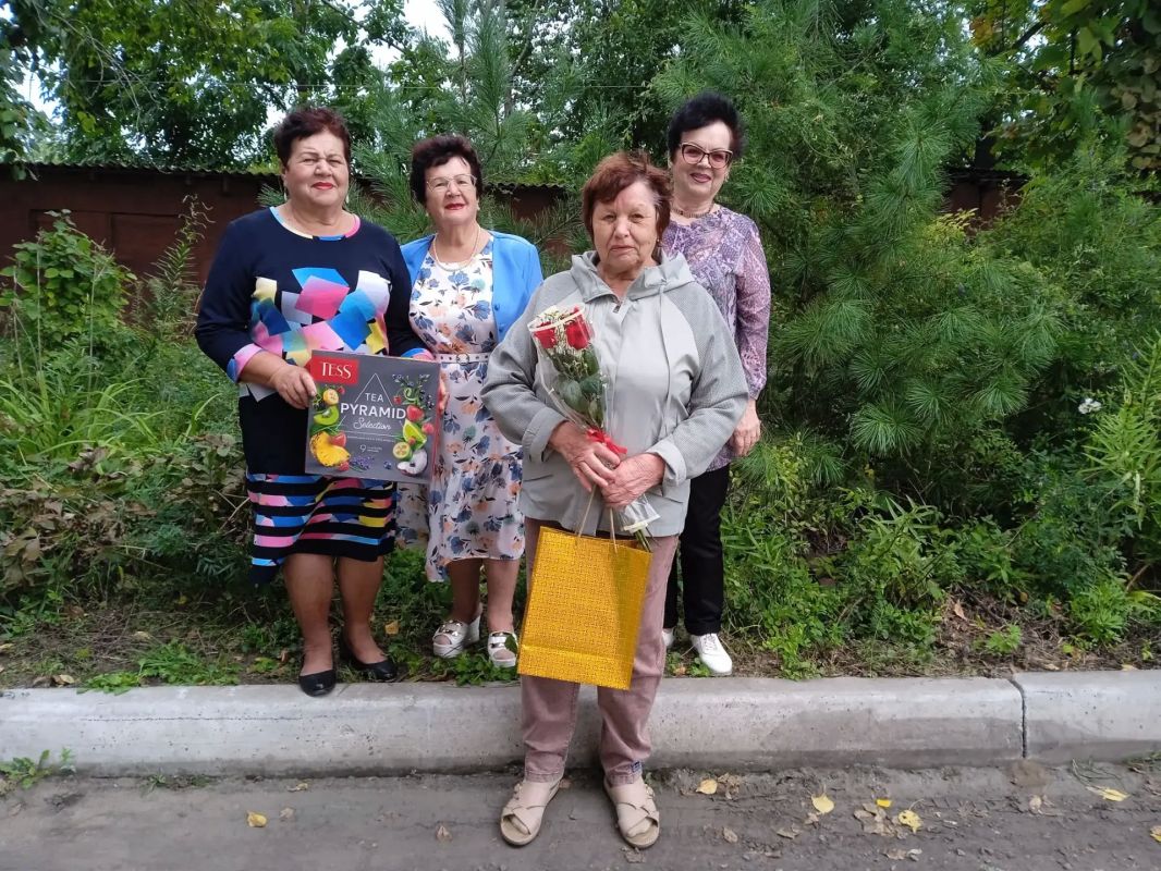 В Смидовичском филиале Комплексного центра социального обслуживания продолжается замечательная традиция — творческие чествования пенсионеров-юбиляров прямо у них дома В Смидовичском филиале Комплексного центра социального обслуживания продолжается замечательная традиция — творческие чествования пенсионеров-юбиляров прямо у них дома