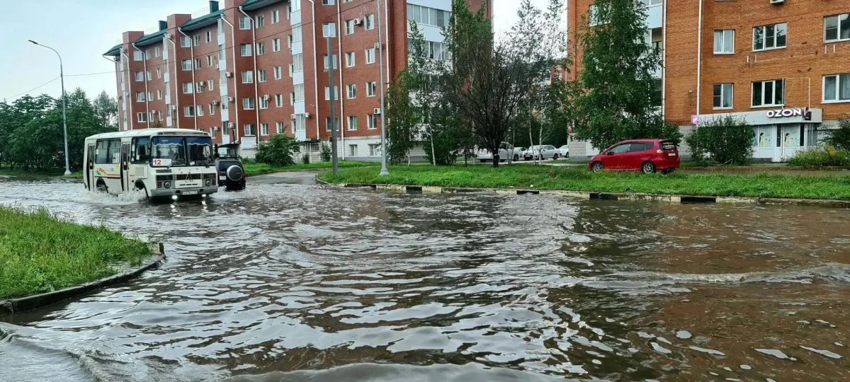 Улица 40 лет Победы в Биробиджане превратилась в "море" Улица 40 лет Победы в Биробиджане превратилась в "море"