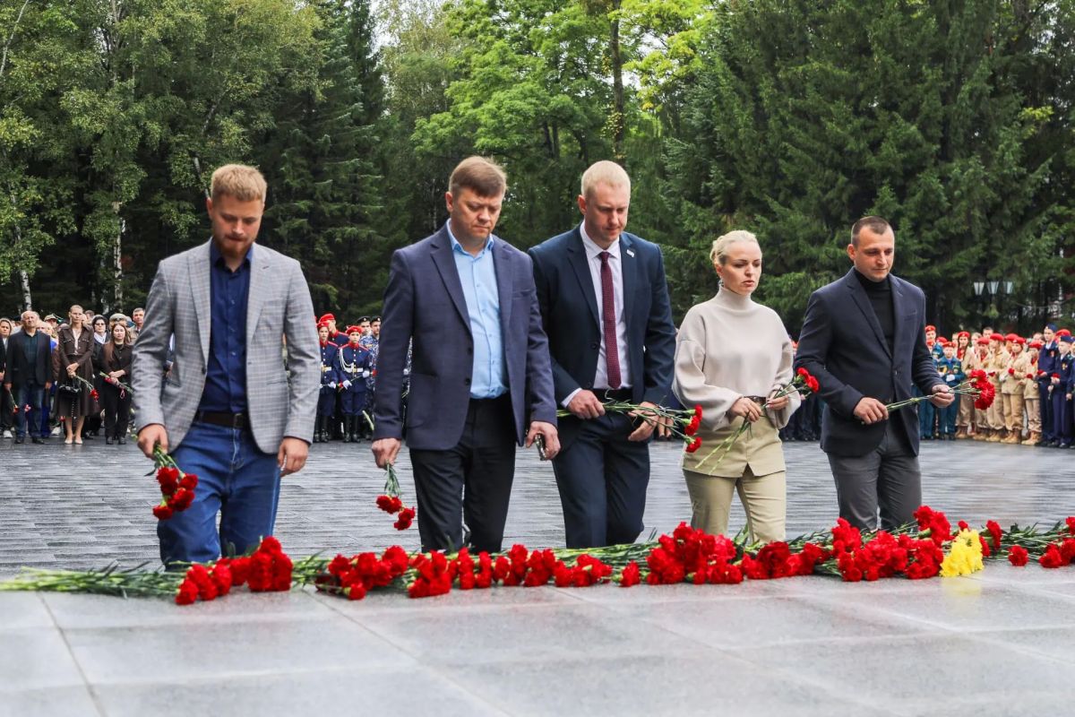 Депутаты Законодательного Собрания ЕАО почтили память павших в годы Второй мировой войны Депутаты Законодательного Собрания ЕАО почтили память павших в годы Второй мировой войны