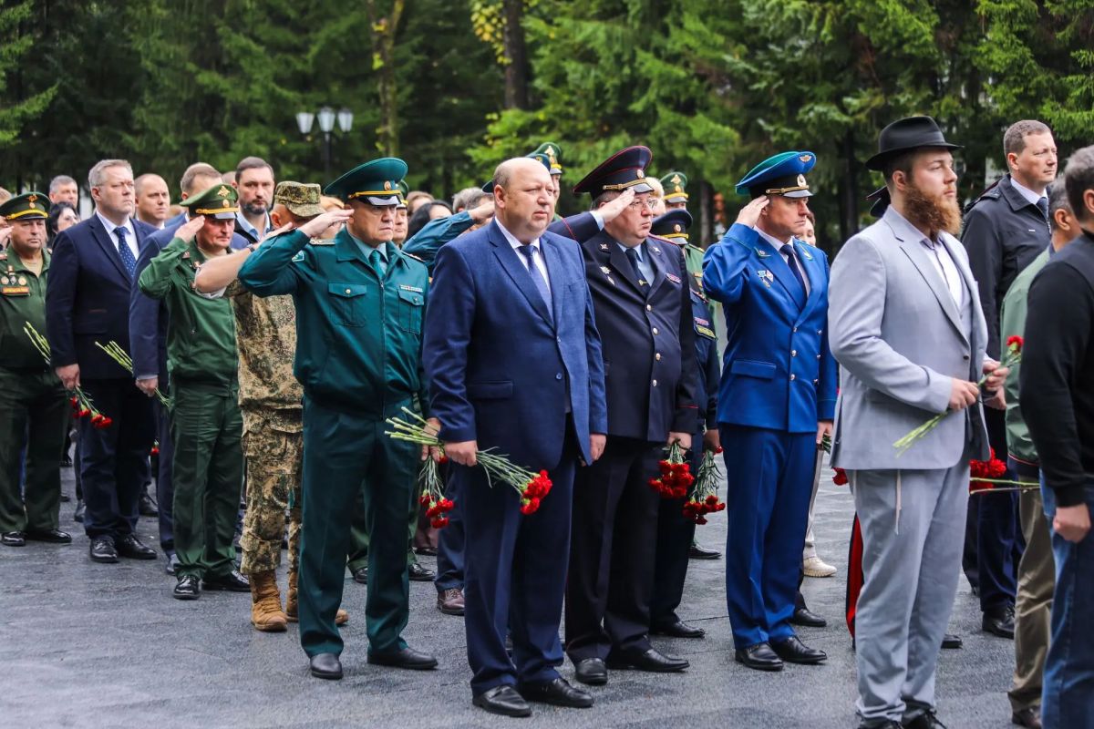 Депутаты Законодательного Собрания ЕАО почтили память павших в годы Второй мировой войны Депутаты Законодательного Собрания ЕАО почтили память павших в годы Второй мировой войны