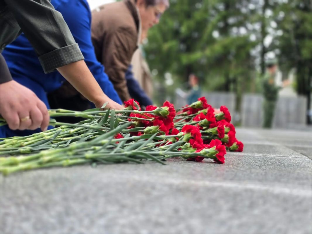 В День Победы над милитаристской Японией члены избирательной комиссии ЕАО почтили память павших В День Победы над милитаристской Японией члены избирательной комиссии ЕАО почтили память павших