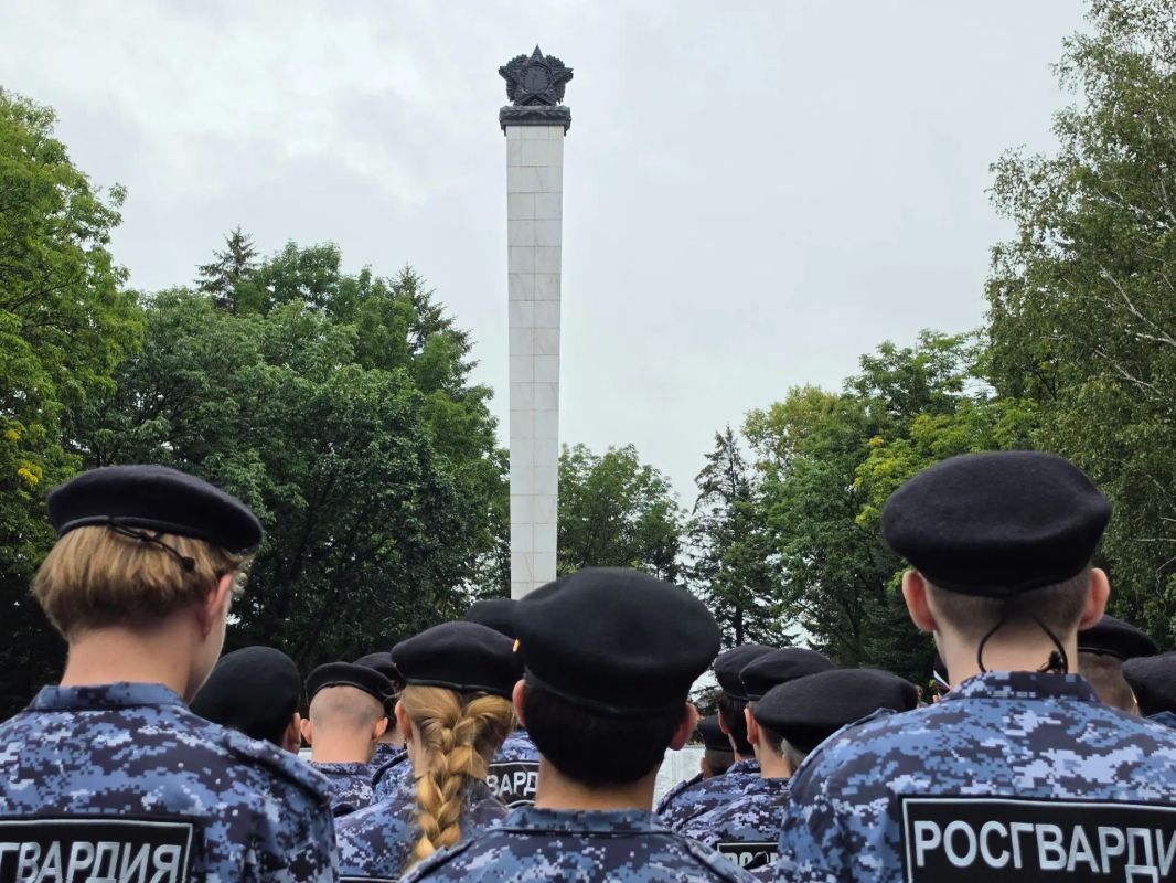 В День Победы над милитаристской Японией члены избирательной комиссии ЕАО почтили память павших В День Победы над милитаристской Японией члены избирательной комиссии ЕАО почтили память павших