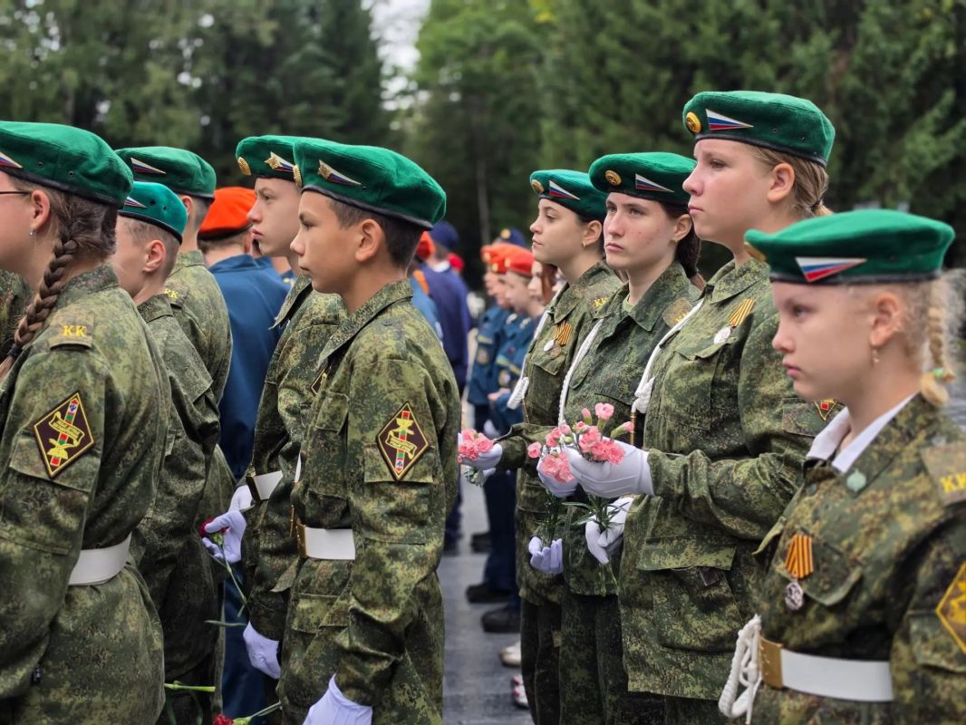 В День Победы над милитаристской Японией члены избирательной комиссии ЕАО почтили память павших В День Победы над милитаристской Японией члены избирательной комиссии ЕАО почтили память павших
