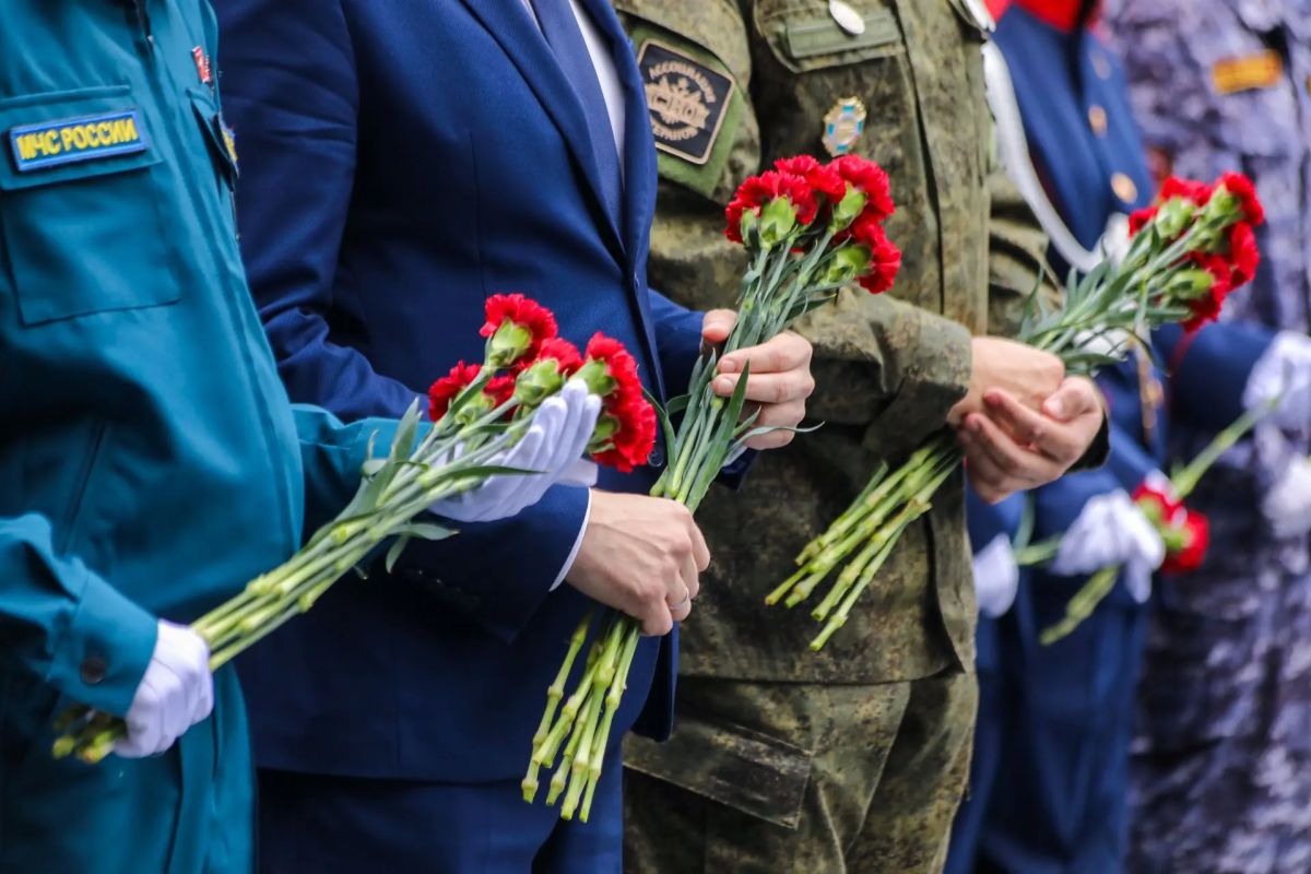 Депутаты Законодательного Собрания ЕАО почтили память павших в годы Второй мировой войны Депутаты Законодательного Собрания ЕАО почтили память павших в годы Второй мировой войны