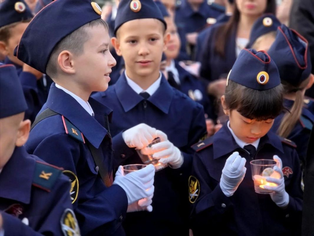 Более 4000 свечей памяти зажглись в Биробиджане Более 4000 свечей памяти зажглись в Биробиджане