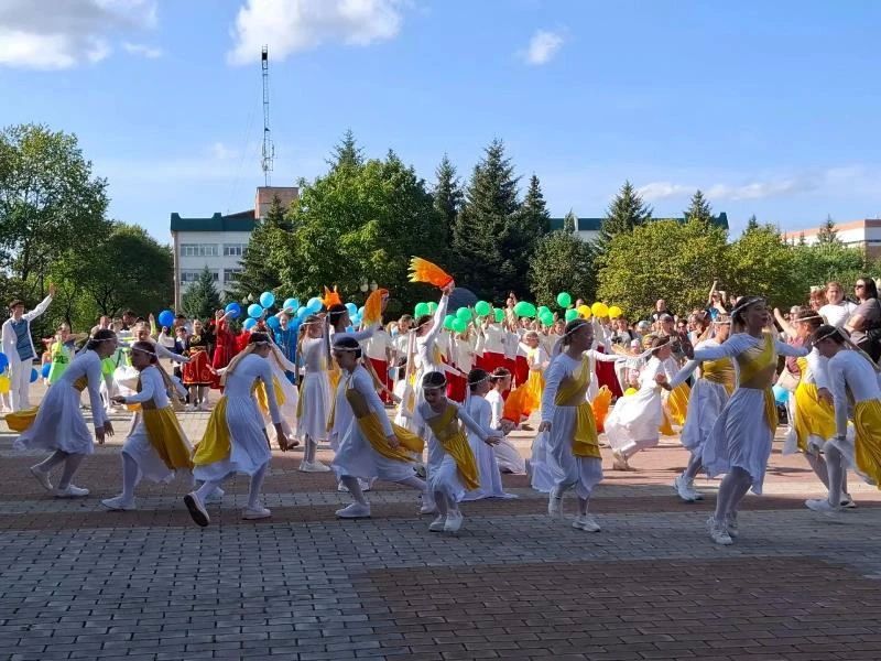 Когда город танцует: как 300 юных танцоров открыли XIV Международный фестиваль еврейской культуры и искусств в Биробиджане Когда город танцует: как 300 юных танцоров открыли XIV Международный фестиваль еврейской культуры и искусств в Биробиджане