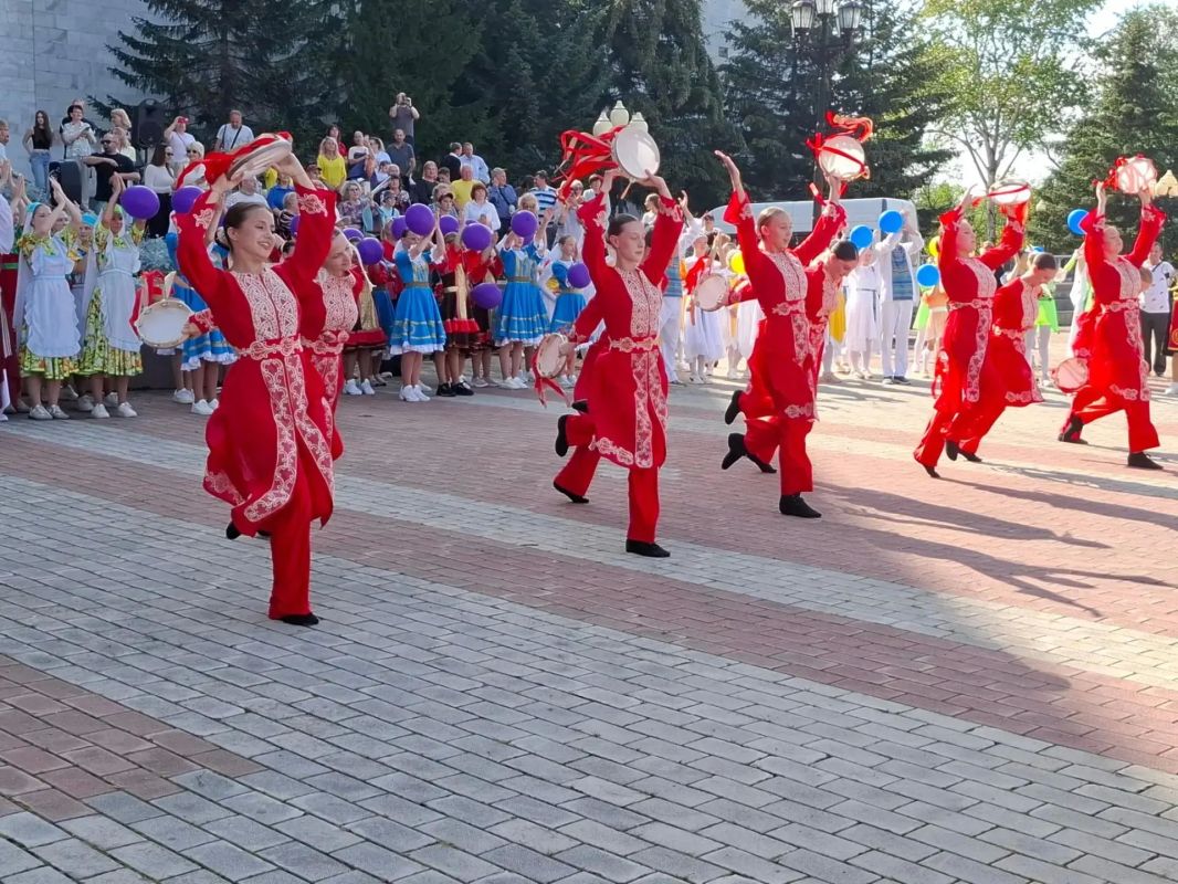 Когда город танцует: как 300 юных танцоров открыли XIV Международный фестиваль еврейской культуры и искусств в Биробиджане Когда город танцует: как 300 юных танцоров открыли XIV Международный фестиваль еврейской культуры и искусств в Биробиджане