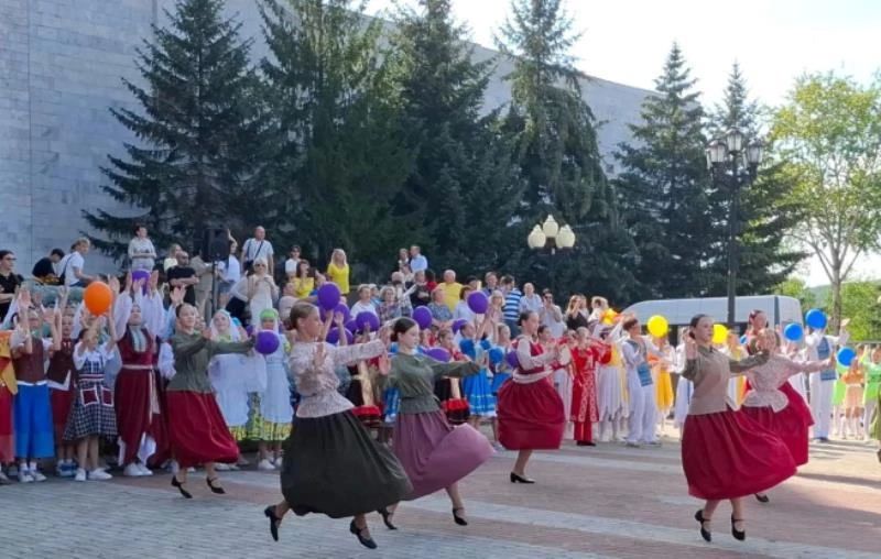Когда город танцует: как 300 юных танцоров открыли XIV Международный фестиваль еврейской культуры и искусств в Биробиджане Когда город танцует: как 300 юных танцоров открыли XIV Международный фестиваль еврейской культуры и искусств в Биробиджане