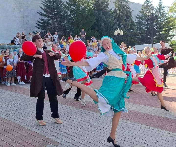 Когда город танцует: как 300 юных танцоров открыли XIV Международный фестиваль еврейской культуры и искусств в Биробиджане Когда город танцует: как 300 юных танцоров открыли XIV Международный фестиваль еврейской культуры и искусств в Биробиджане