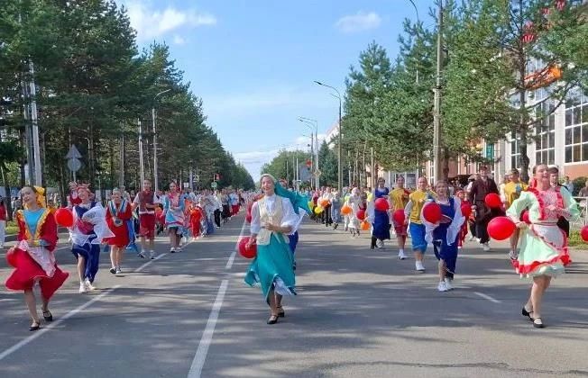 Когда город танцует: как 300 юных танцоров открыли XIV Международный фестиваль еврейской культуры и искусств в Биробиджане Когда город танцует: как 300 юных танцоров открыли XIV Международный фестиваль еврейской культуры и искусств в Биробиджане