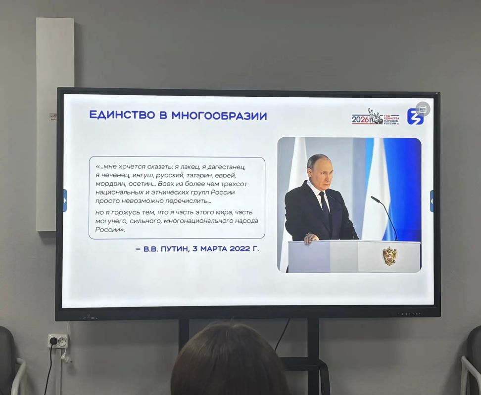 Сегодня сотрудник департамента цифрового развития и связи Еврейской автономной области посетил просветительскую лекцию «Языки России: мозаика культур, единство народа» Сегодня сотрудник департамента цифрового развития и связи Еврейской автономной области посетил просветительскую лекцию «Языки России: мозаика культур, единство народа»