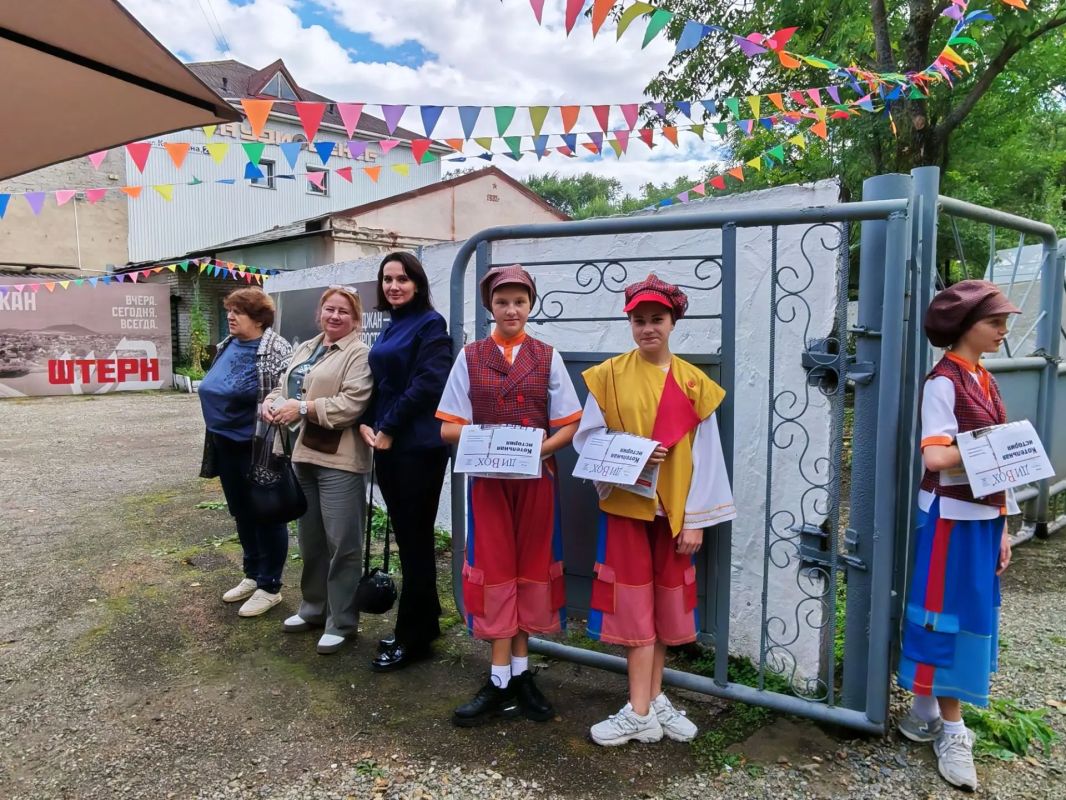 В уютном дворике редакции «Биробиджанер Штерн», в её летней резиденции, прошла сегодня презентация альбома «Биробиджан - столица авангарда В уютном дворике редакции «Биробиджанер Штерн», в её летней резиденции, прошла сегодня презентация альбома «Биробиджан - столица авангарда