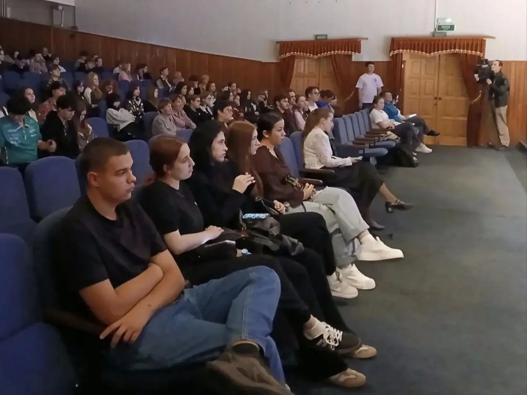 Мы в Биробиджане!. Сегодня в Концертном зале Биробиджанского колледжа культуры и креативных индустрий состоялась творческая встреча с народным артистом России, художественным руководителем Академического театра им. М.... Мы в Биробиджане!. Сегодня в Концертном зале Биробиджанского колледжа культуры и креативных индустрий состоялась творческая встреча с народным артистом России, художественным руководителем Академического театра им. М....