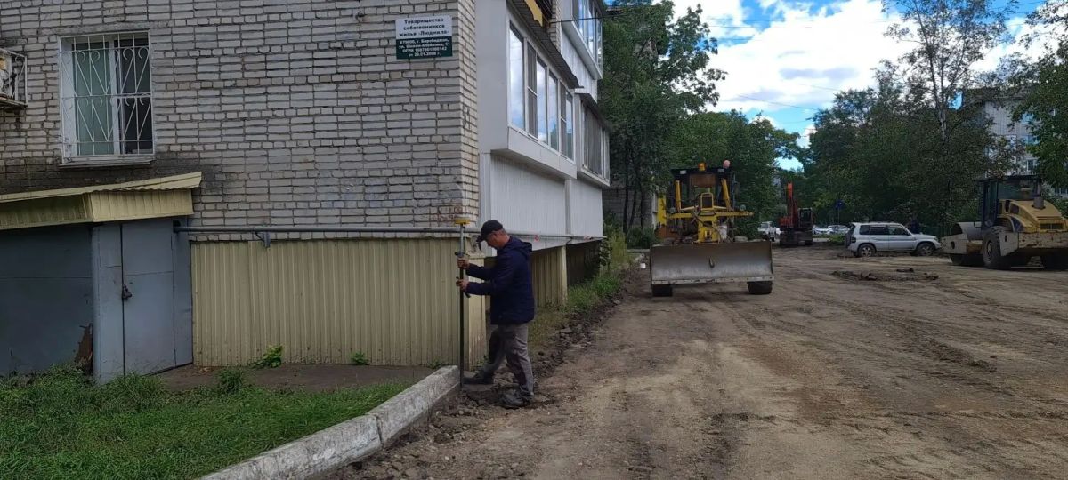 Продолжаем приводить в порядок междворовые проезды в городе Продолжаем приводить в порядок междворовые проезды в городе