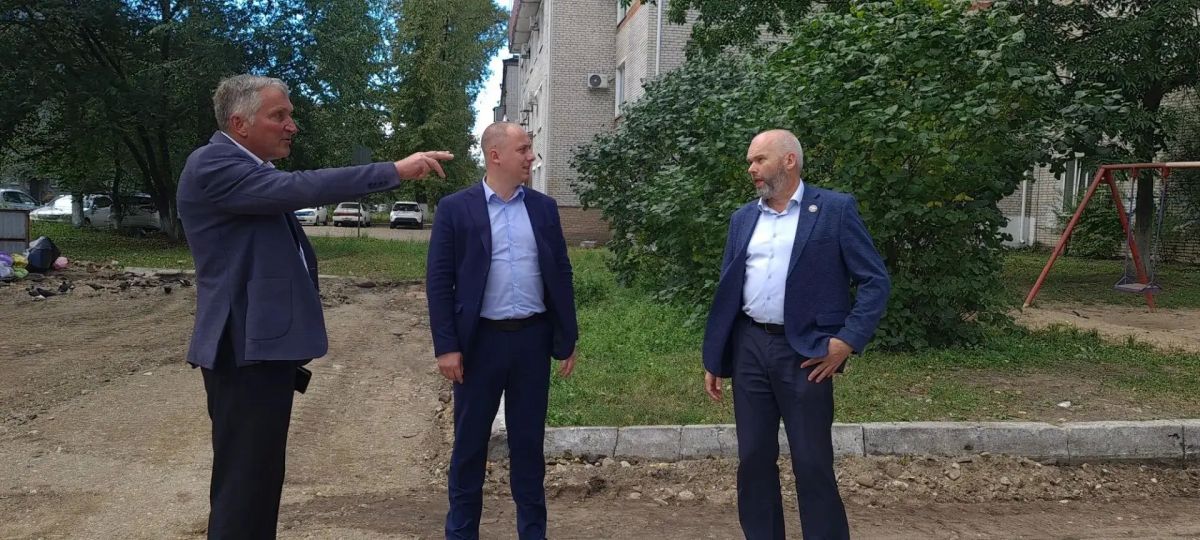 Продолжаем приводить в порядок междворовые проезды в городе Продолжаем приводить в порядок междворовые проезды в городе