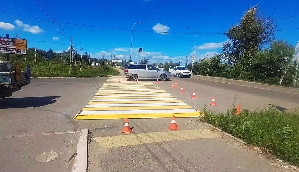 В Биробиджане продолжают обновлять дорожную разметку В Биробиджане продолжают обновлять дорожную разметку