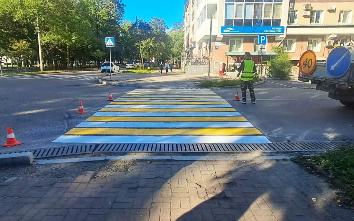 В Биробиджане продолжают обновлять дорожную разметку В Биробиджане продолжают обновлять дорожную разметку