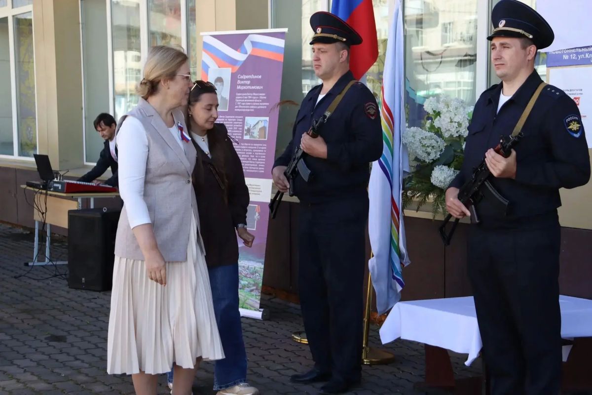 В минувшую субботу в Облучье открыли именной избирательный участок № 94 имени Виктора Садретдинова В минувшую субботу в Облучье открыли именной избирательный участок № 94 имени Виктора Садретдинова
