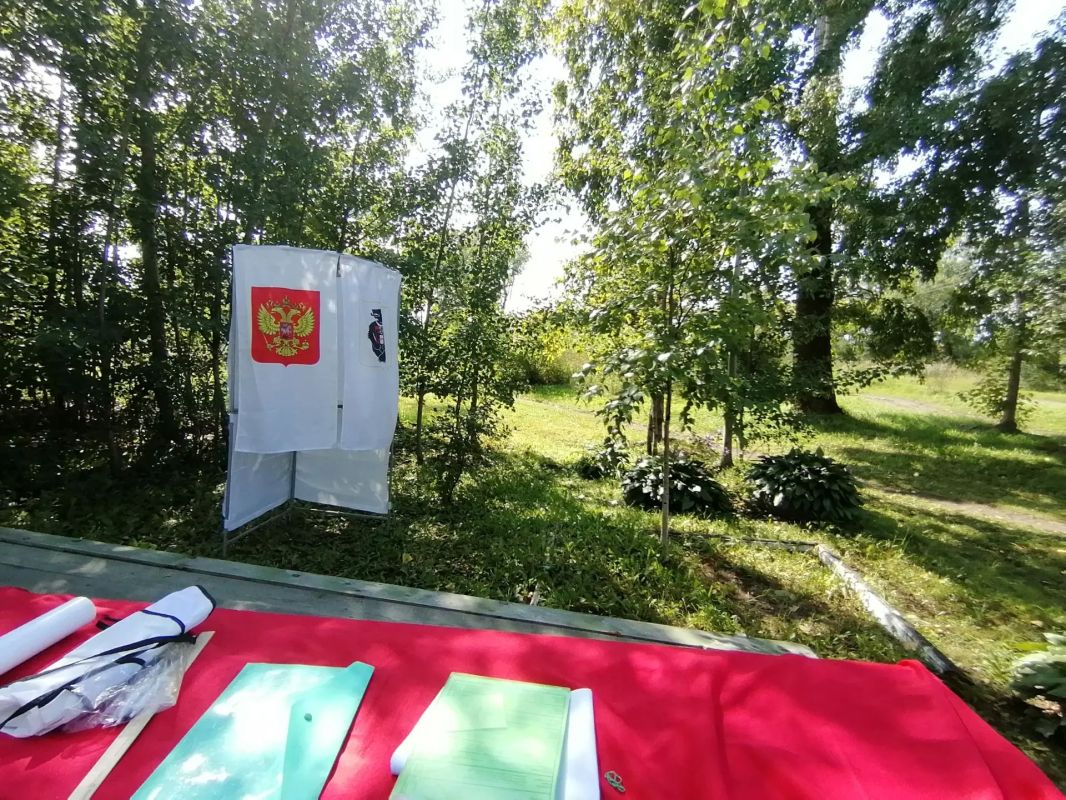В Хабаровске началось досрочное голосование на удалённых территориях на выборах депутатов в Госдуму - первыми проголосуют жители п. Уссурийский на Большом Уссурийском острове на Амуре В Хабаровске началось досрочное голосование на удалённых территориях на выборах депутатов в Госдуму - первыми проголосуют жители п. Уссурийский на Большом Уссурийском острове на Амуре