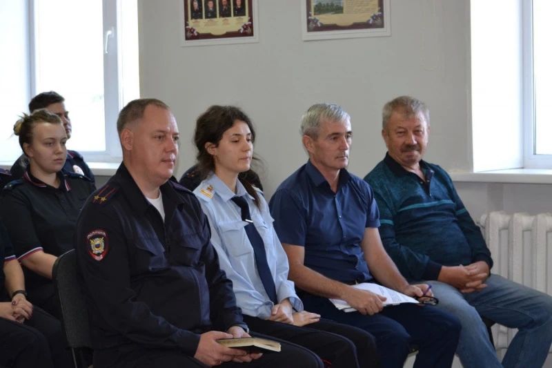 Начальник УМВД России по ЕАО Геннадий Березин совершил выезд в Межмуниципальный отдел МВД России «Ленинский» и районное отделение полиции в селе Амурзет Начальник УМВД России по ЕАО Геннадий Березин совершил выезд в Межмуниципальный отдел МВД России «Ленинский» и районное отделение полиции в селе Амурзет