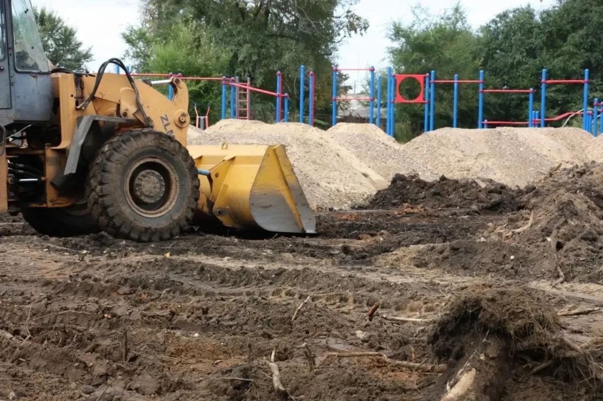 В селе Амурзет готовят основание для будущей многофункциональной спортивной площадки В селе Амурзет готовят основание для будущей многофункциональной спортивной площадки
