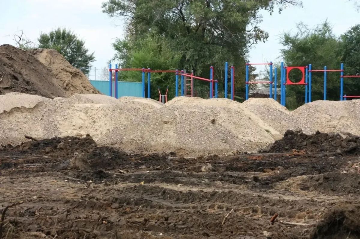 В селе Амурзет готовят основание для будущей многофункциональной спортивной площадки В селе Амурзет готовят основание для будущей многофункциональной спортивной площадки