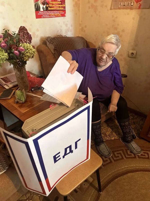 Голосование на дому: члены УИК приходят к тем, кто не может прийти сам Голосование на дому: члены УИК приходят к тем, кто не может прийти сам