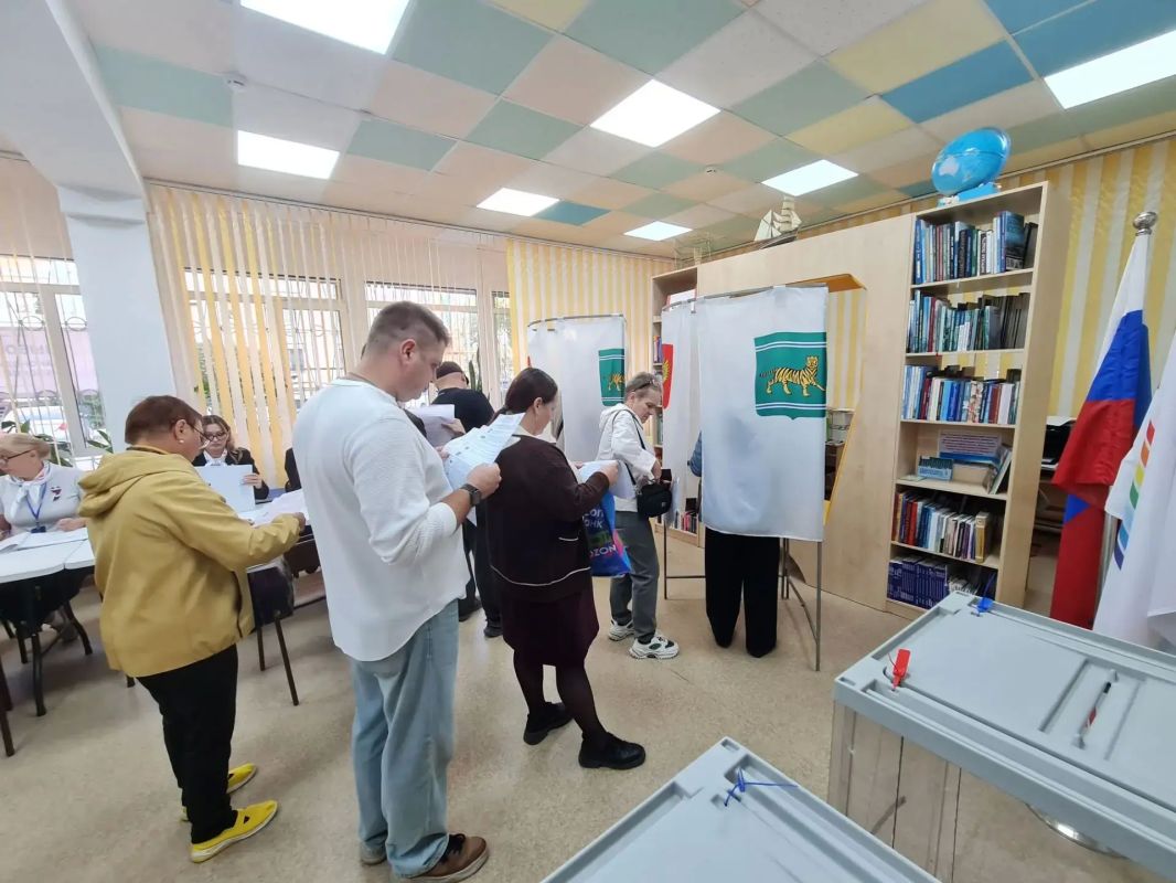 Первые избиратели по всей области пришли на свои участки! Первые избиратели по всей области пришли на свои участки!