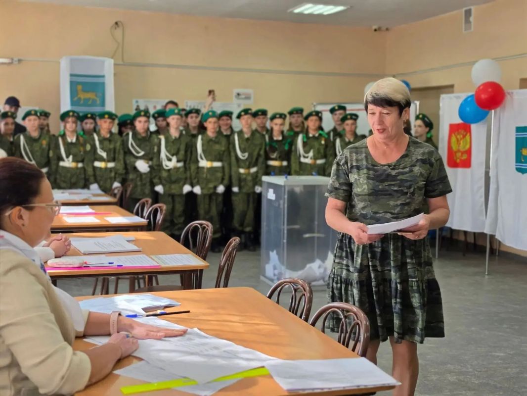 В школе № 4 юные пограничники познакомились с избирательным процессом
