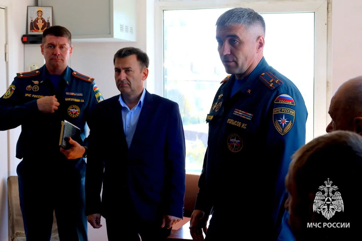 Начальник ГУ МЧС России по ЕАО Иван Копысов побывал на пожарных подразделениях области в с. Ленинске и с. Бирофельд Начальник ГУ МЧС России по ЕАО Иван Копысов побывал на пожарных подразделениях области в с. Ленинске и с. Бирофельд