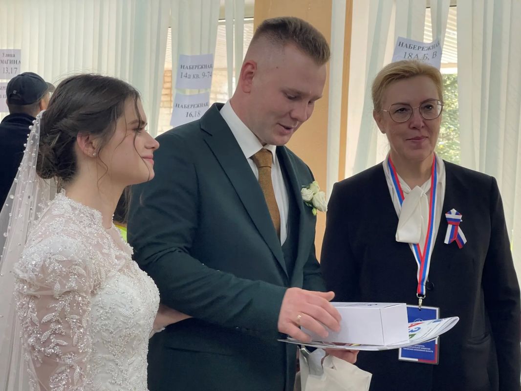Из ЗАГСа – на избирательный участок: молодожёны Шелеповы проголосовали в ЕАО Из ЗАГСа – на избирательный участок: молодожёны Шелеповы проголосовали в ЕАО