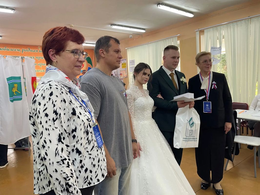 Из ЗАГСа – на избирательный участок: молодожёны Шелеповы проголосовали в ЕАО Из ЗАГСа – на избирательный участок: молодожёны Шелеповы проголосовали в ЕАО