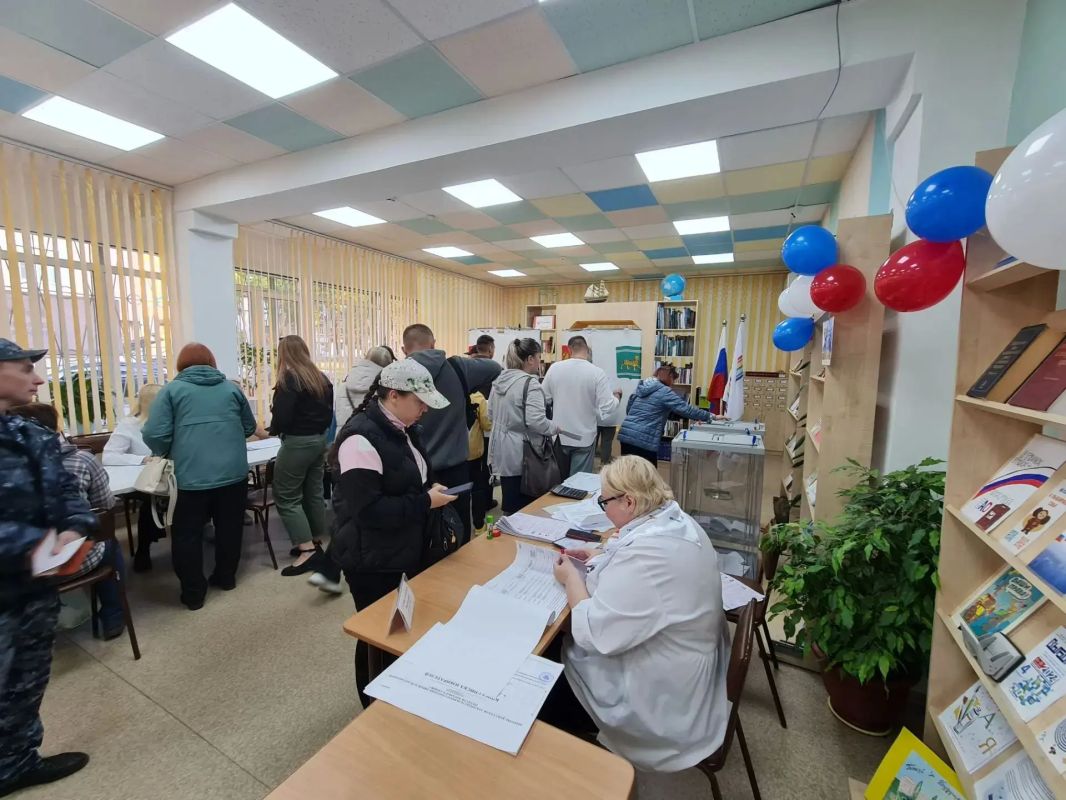 Первые избиратели по всей области пришли на свои участки! Первые избиратели по всей области пришли на свои участки!