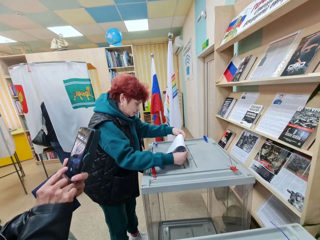 Первые избиратели по всей области пришли на свои участки! Первые избиратели по всей области пришли на свои участки!