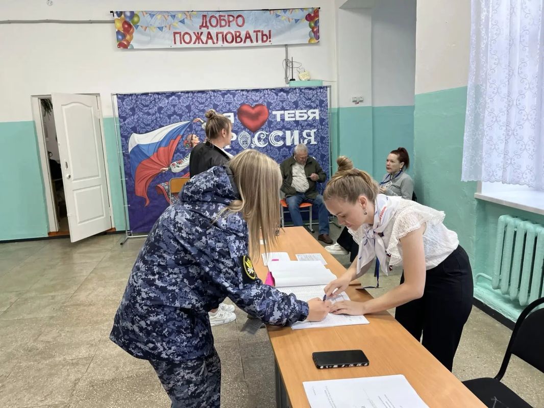 Первые избиратели по всей области пришли на свои участки! Первые избиратели по всей области пришли на свои участки!
