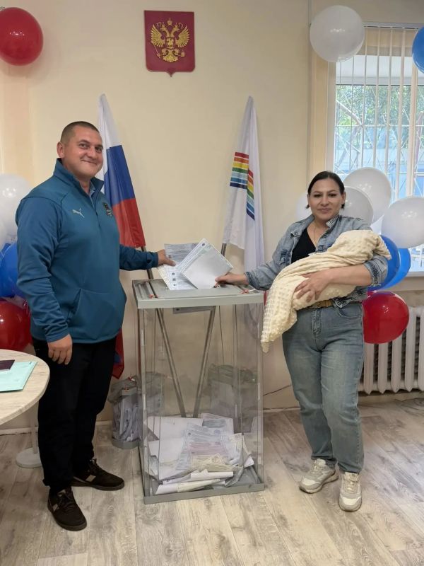 На выборы — всей семьёй!. Жители продолжают в течение дня активно принимать участие в голосовании На выборы — всей семьёй!. Жители продолжают в течение дня активно принимать участие в голосовании