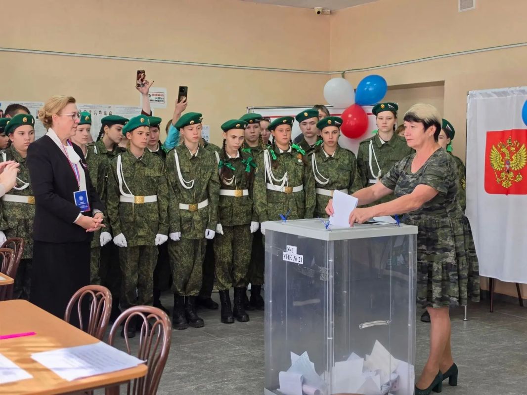 В школе № 4 юные пограничники познакомились с избирательным процессом В школе № 4 юные пограничники познакомились с избирательным процессом