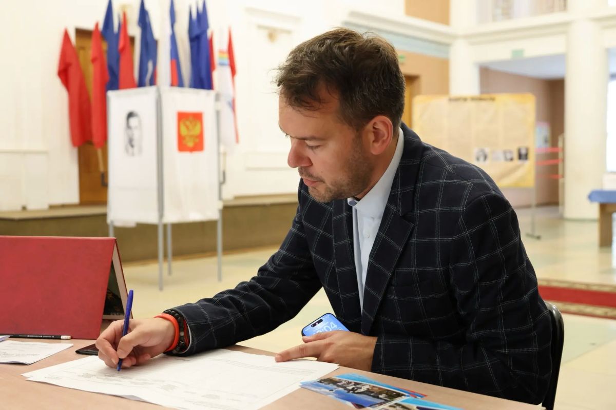 Заместитель председателя правительства ЕАО Евгений Гузман принял участие в голосовании на выборах