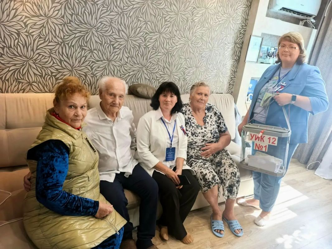Добрый пример: 100-летний ветеран Михаил Золотых проголосовал на дому