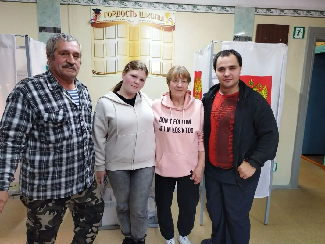 На выборы — всей семьёй!. Жители продолжают в течение дня активно принимать участие в голосовании На выборы — всей семьёй!. Жители продолжают в течение дня активно принимать участие в голосовании