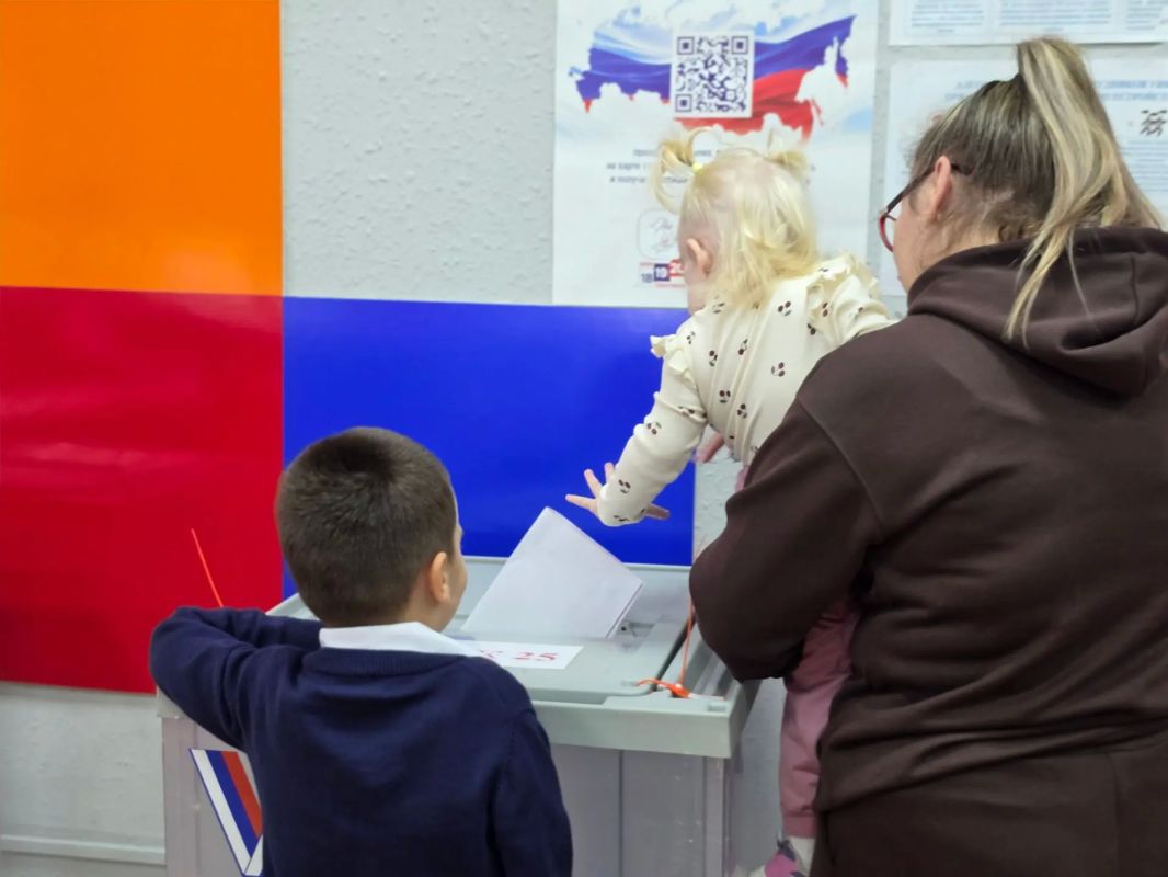 Учитель привел класс на выборы: в центре «Ступени» прошла экскурсия для деток с особенностями Учитель привел класс на выборы: в центре «Ступени» прошла экскурсия для деток с особенностями