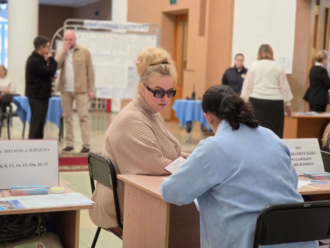 Первые избиратели по всей области пришли на свои участки! Первые избиратели по всей области пришли на свои участки!
