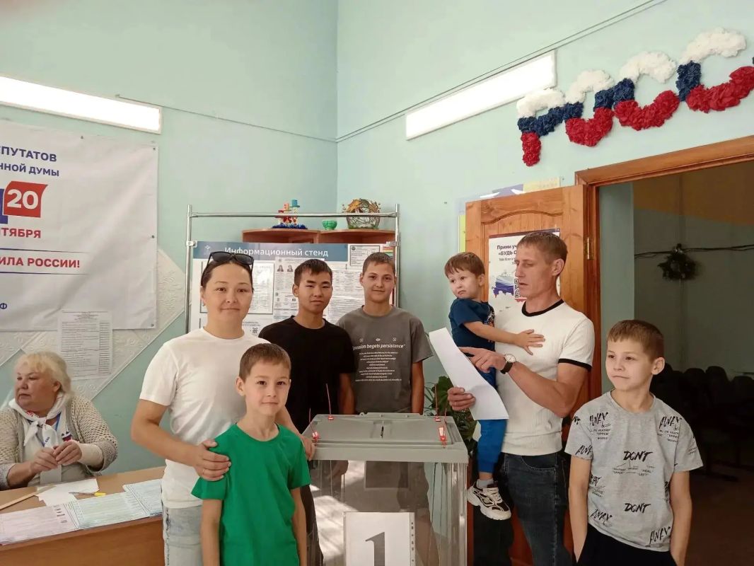Большой семейный выбор: многодетные родители голосуют в ЕАО Большой семейный выбор: многодетные родители голосуют в ЕАО